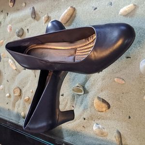 Navy blue EasySpirit low heels sz 7